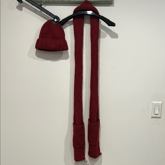 Vintage Bloomingdale’s cranberry Red Knit wool nylon Scarf and Beanie Set - Picture 1 of 7